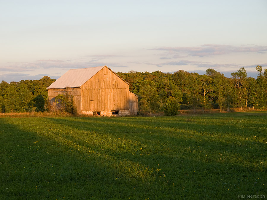 An old barn 30 minutes before sunset.